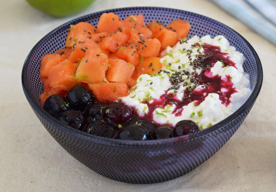 Brânză cottage papaya sos de afine mic dejun