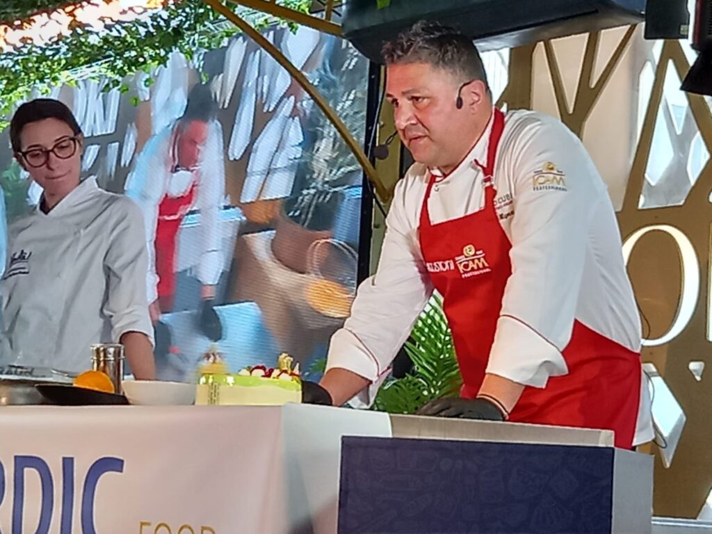 maestrul cofetar Gaetano Mignano, in timpul unei demonstratii culinare