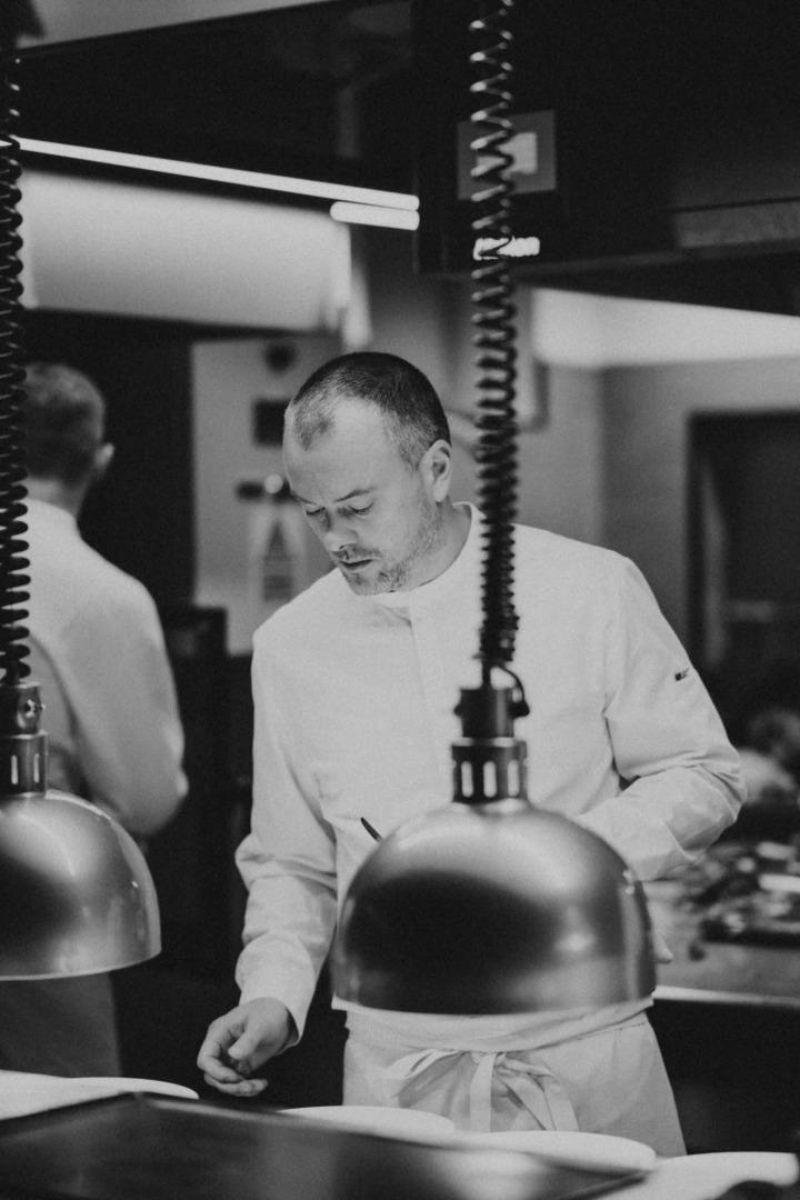 Chef Mark Lundgaard, în bucătărie