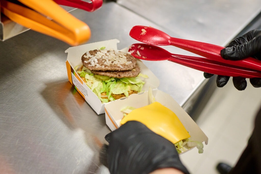 McDonald’s lansează Open Days: Clienții vor putea vizita bucătăriile restaurantelor