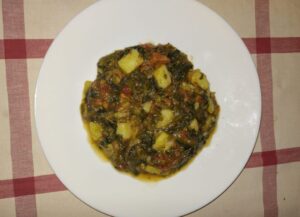 Mâncare de cartofi cu verdețuri de primăvară