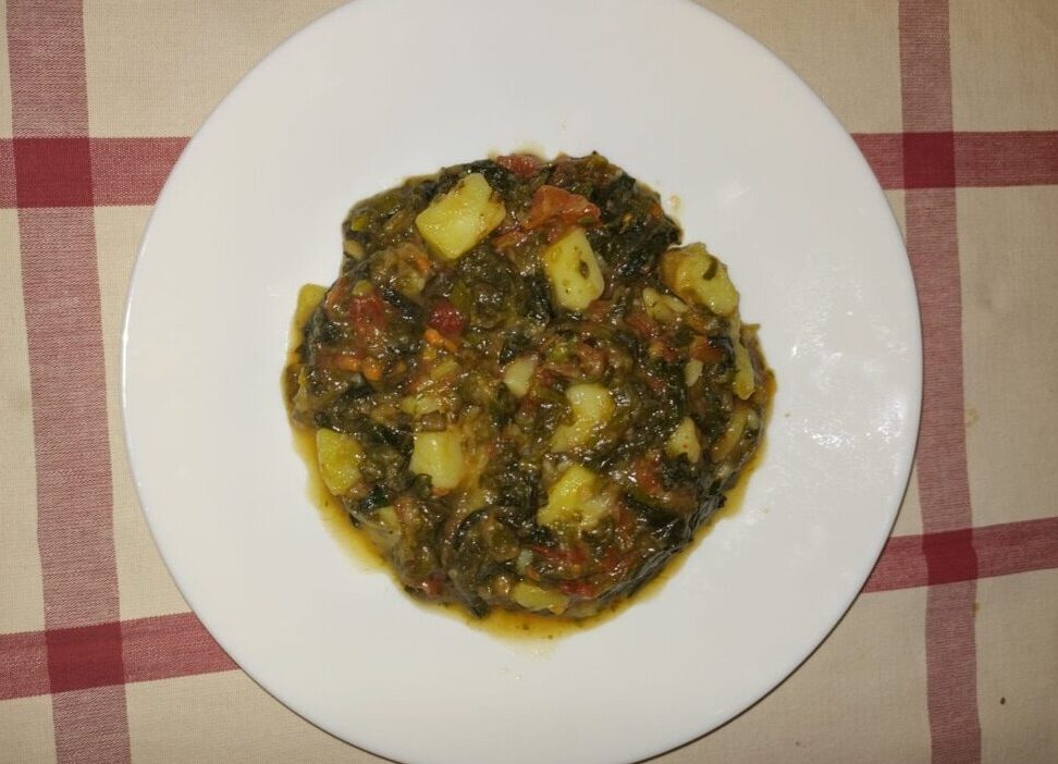 Mâncare de cartofi cu verdețuri de primăvară