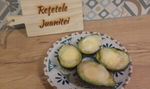 avocado cu oua si parmezan