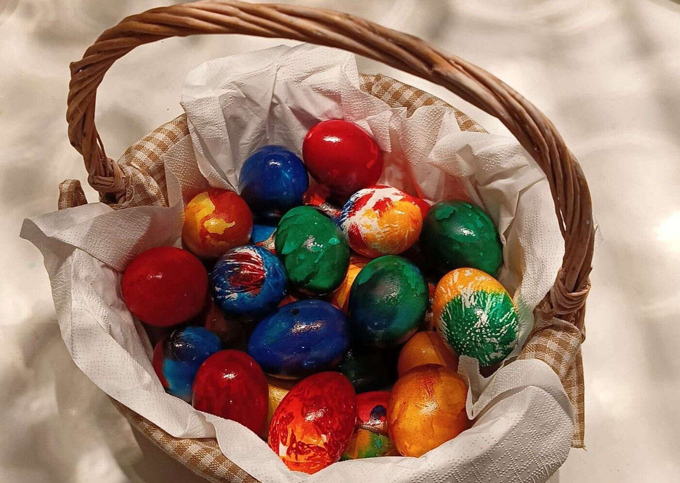 fermă Germania 800.000 de ouă colorate pe zi cu ajutorul unei mașini