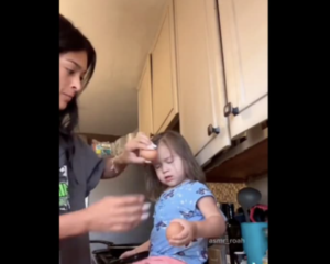 O mamă din Suedia a spart un ou de capul fiicei sale