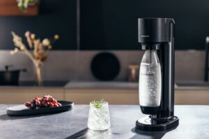 Aparatele de tip SodaStream transformă apa de la robinet în apă minerală cu un simplu buton