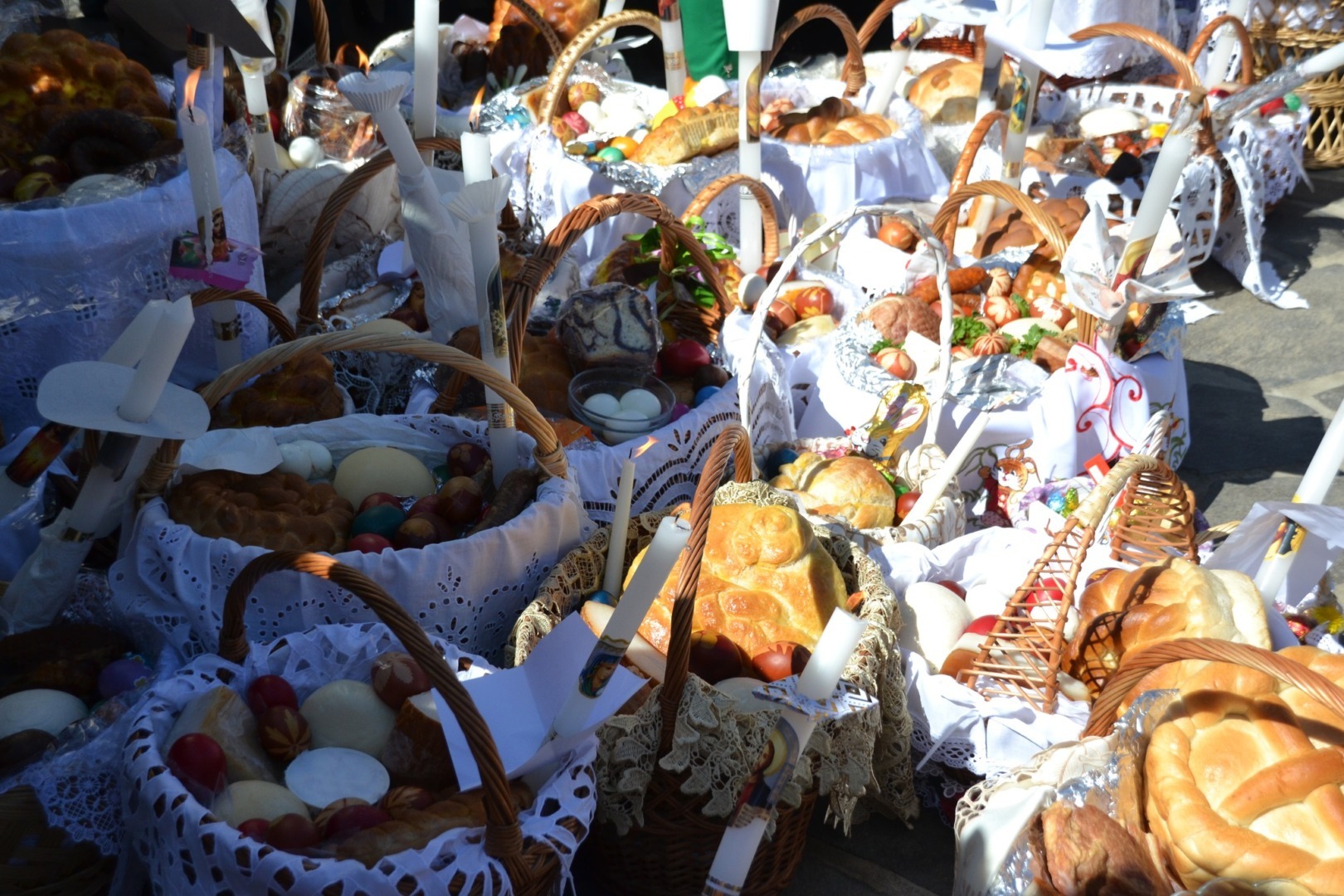 Slujba de sfințire a bucatelor are loc afară