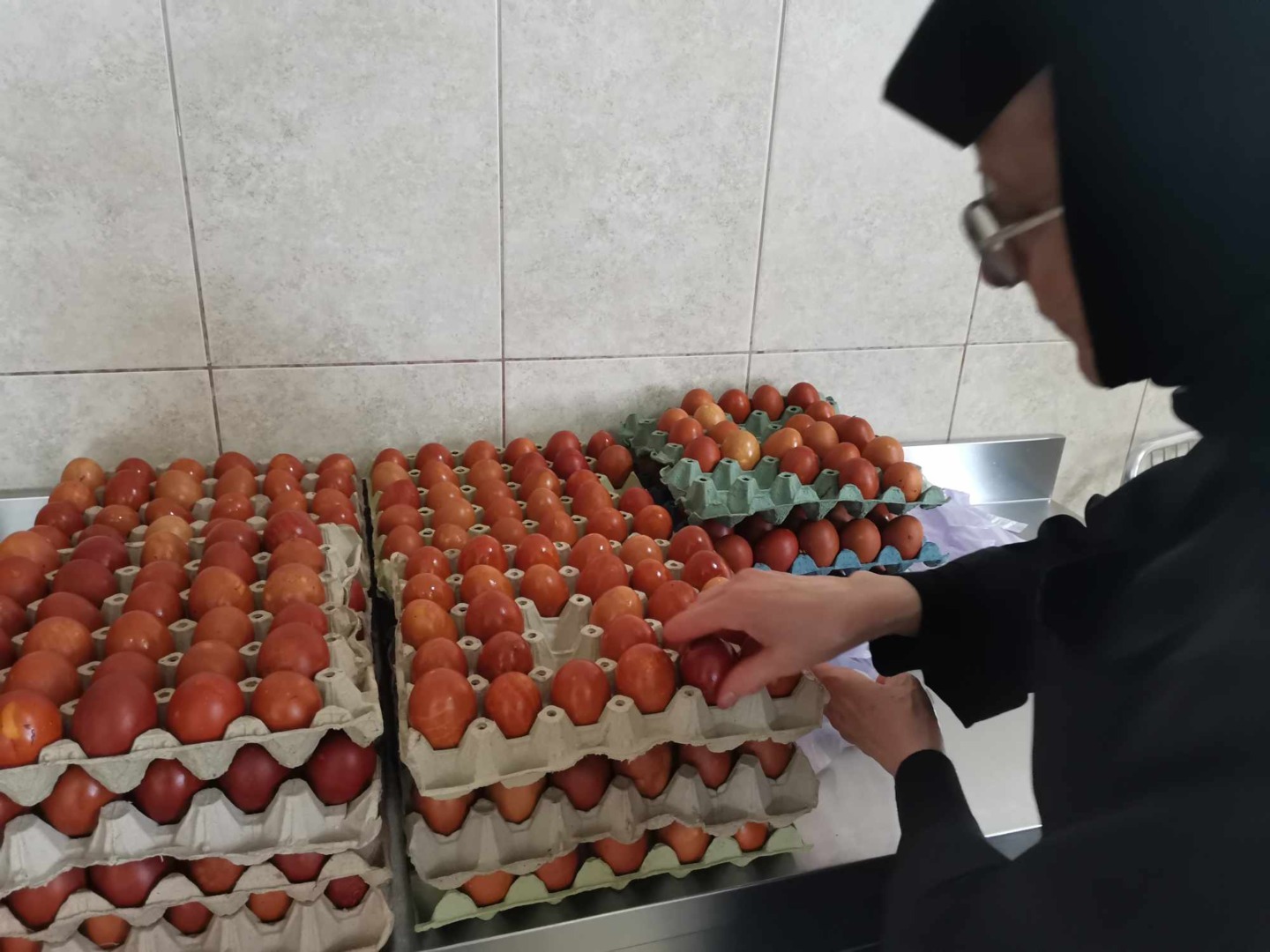 cum se vopsesc natural ouale la Mănăstirea Timișeni