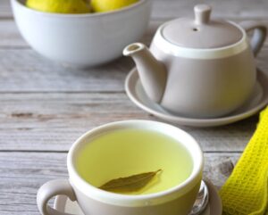ceai digestiv din coaja de lamaie si frunze de dafin, remediu traditional