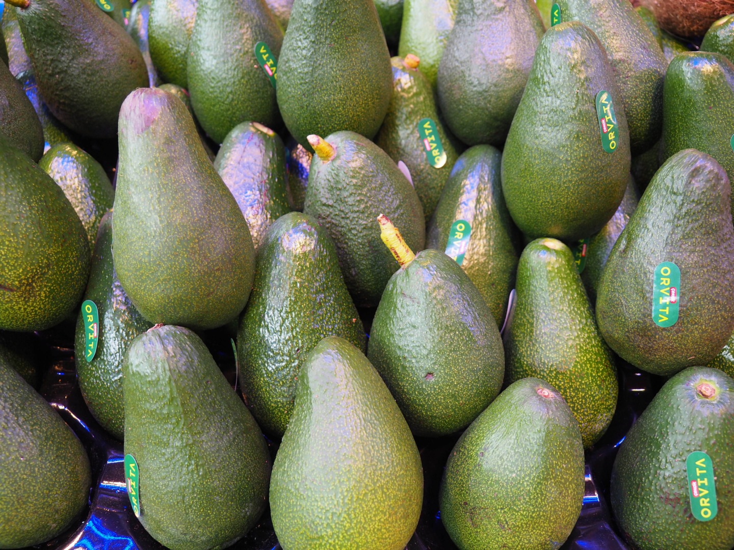 Putem interveni pentru a grăbi sau încetini coacerea unui fruct avocado