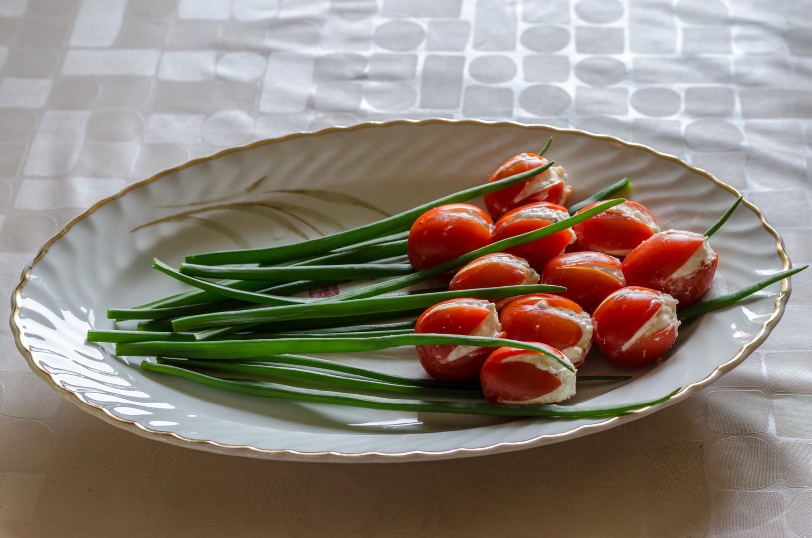 Aperitiv lalele din roșii umplute cu brânză