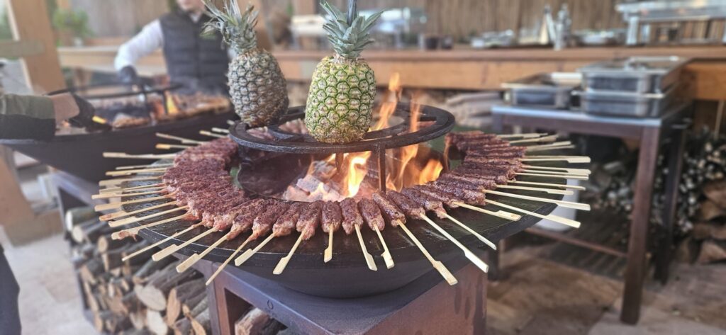 Grătar rotund cu plită. ideal pentru terase sau grădini mici