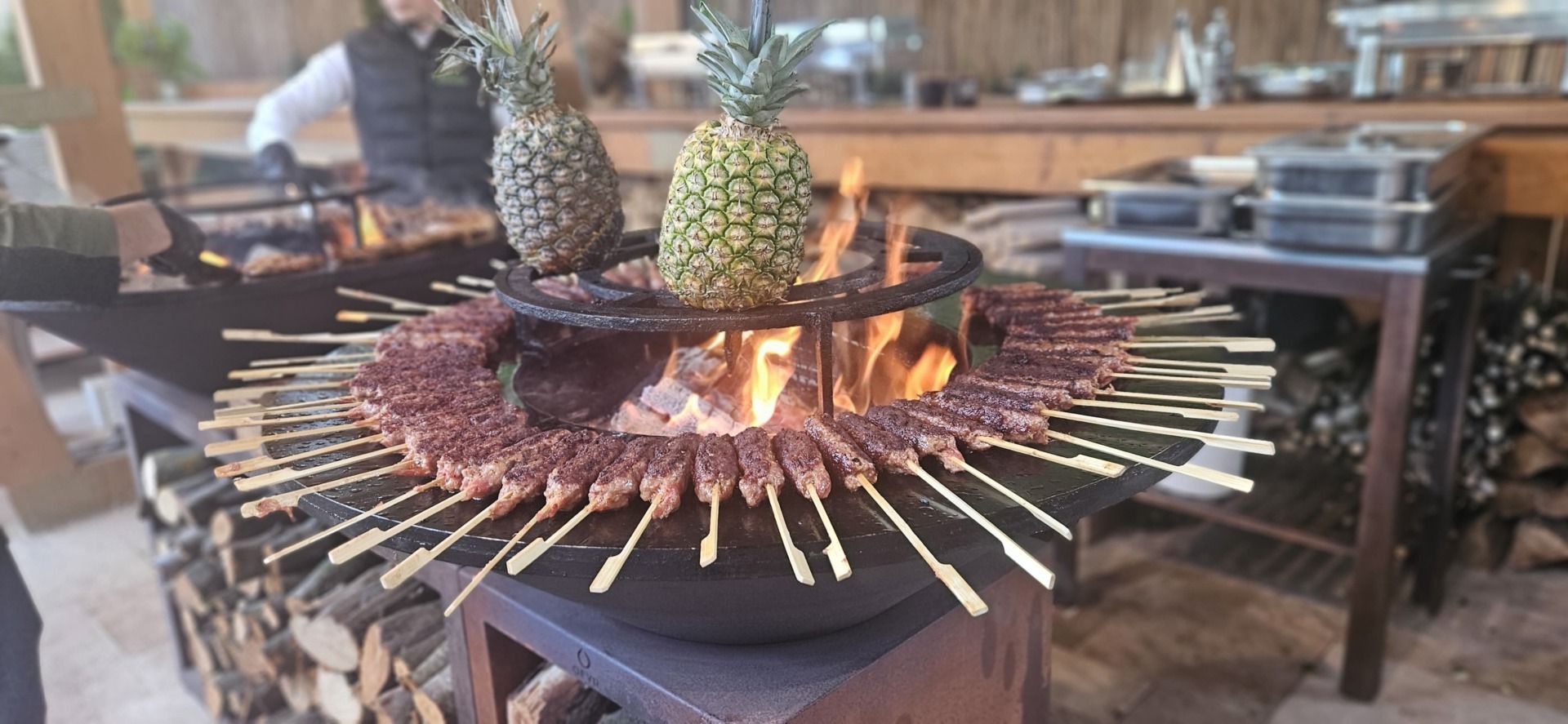 Grătar rotund cu plită. ideal pentru terase sau grădini mici