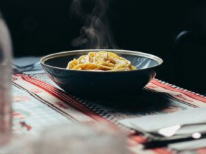 vas cu mancare din care ies aburi, reîncălzești mâncarea