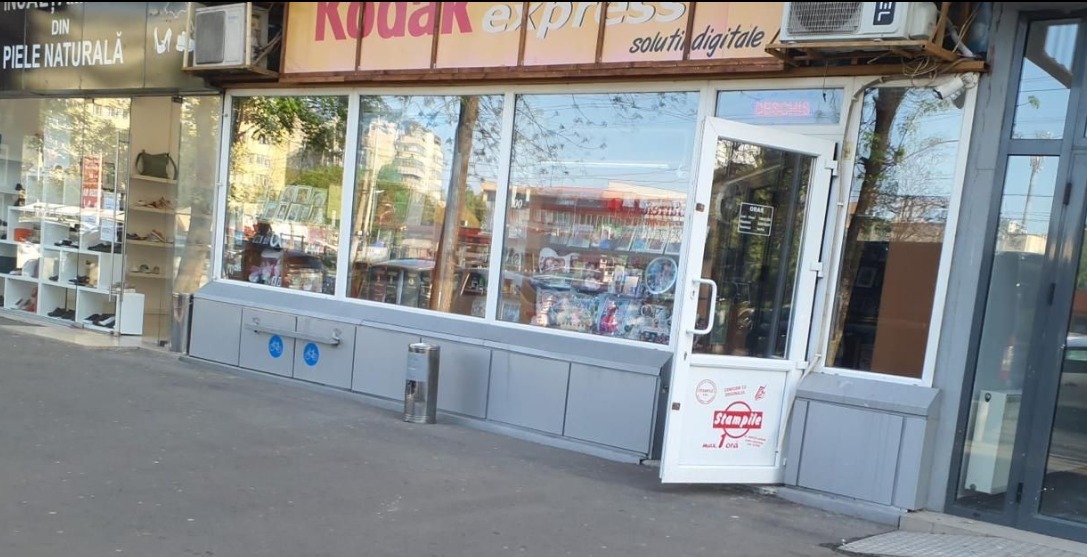 Proprietarii magazinelor de la parterul blocurilor din S6, amendați dacă nu respectă „Ghidul de publicitate comercială”