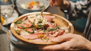 de-paști celebrăm pe cei care muncesc ca să avem farfuria plină