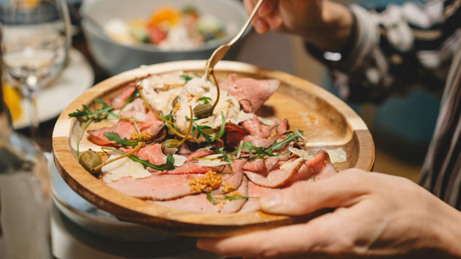 de-paști celebrăm pe cei care muncesc ca să avem farfuria plină