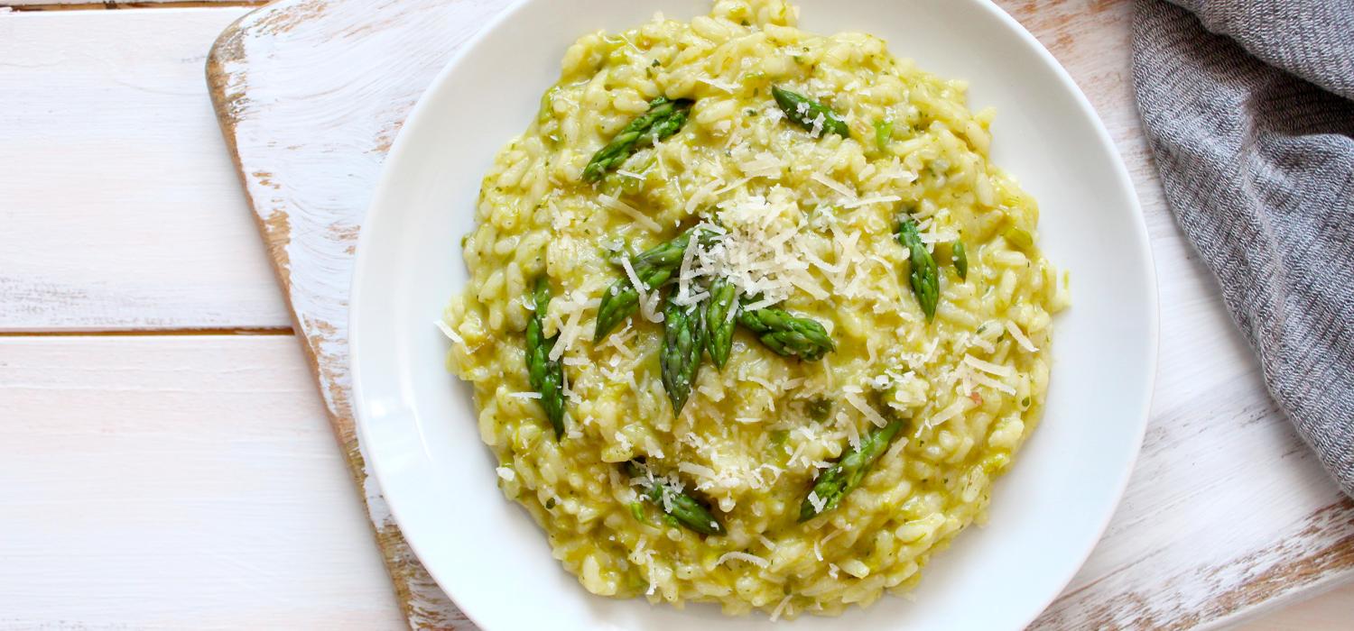 orez cu sparanghel si branzeturi, reteta de sezon in stil risotto