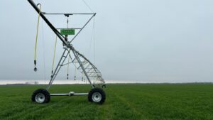 În contextul schimbărilor climatice și al secetei accentuate, fermierii se orientează către sisteme moderne de irigare, iar pivoturile pentru irigații devin o alegere tot mai populară