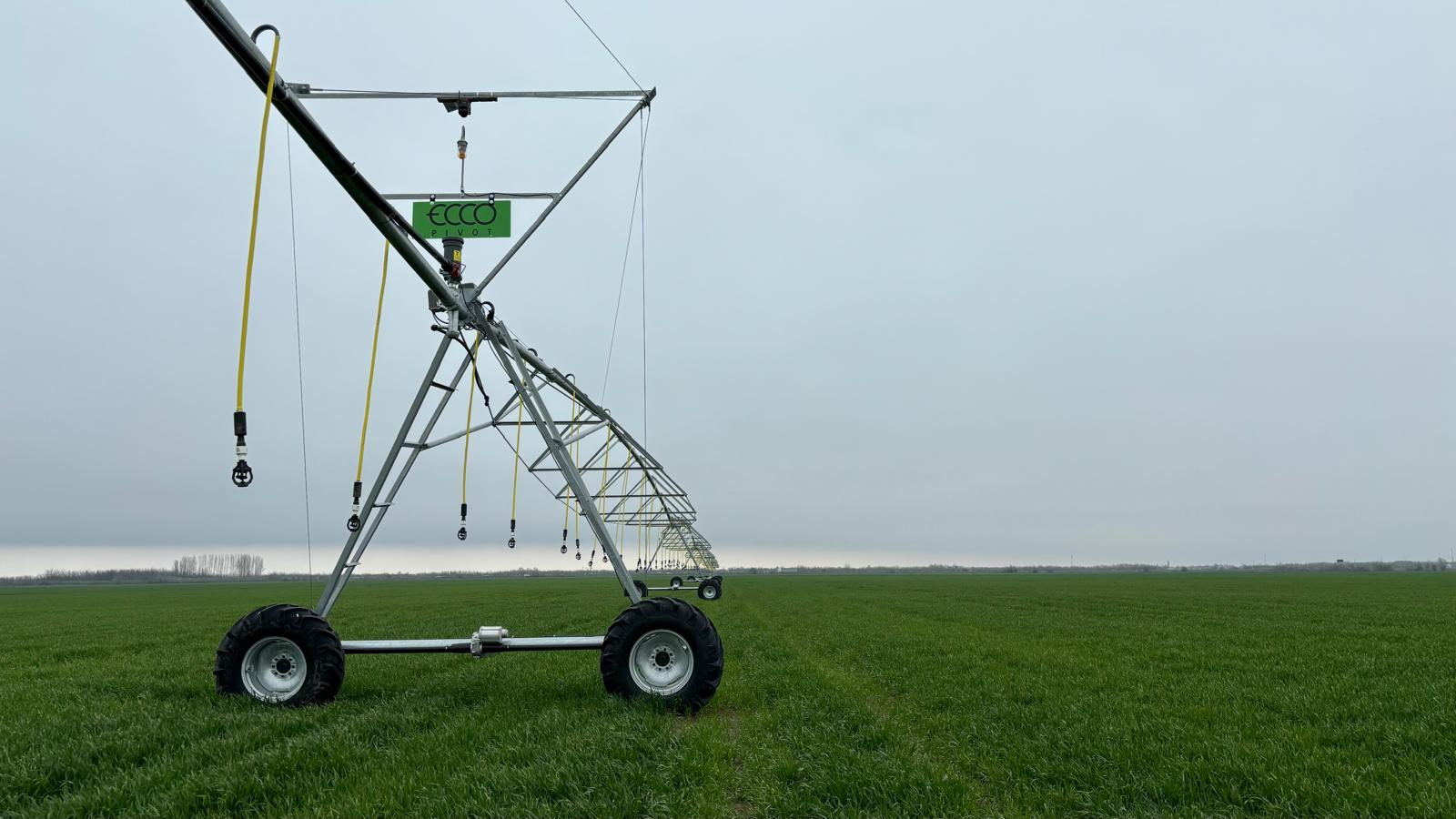 În contextul schimbărilor climatice și al secetei accentuate, fermierii se orientează către sisteme moderne de irigare, iar pivoturile pentru irigații devin o alegere tot mai populară