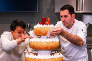 RoboCake, prăjitura-robot care dansează, luminează și are gust de ciocolată, alături de cei doi inventatori