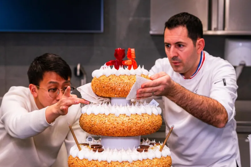 RoboCake, prăjitura-robot care dansează, luminează și are gust de ciocolată, alături de cei doi inventatori