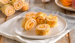 Rulouri de omletă cu șuncă, n mic dejun preparat cu alimente de la Paște