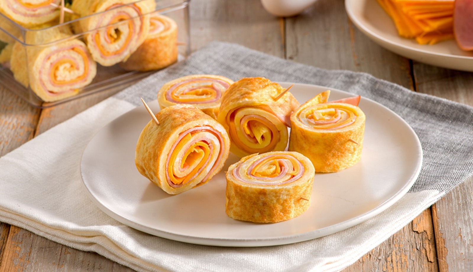 Rulouri de omletă cu șuncă, n mic dejun preparat cu alimente de la Paște