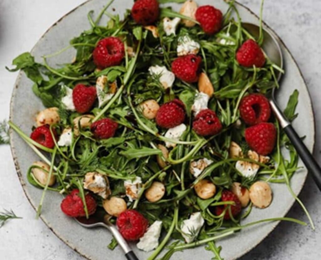 Salata cu brânză de capră poate fi o garnitură excelentă