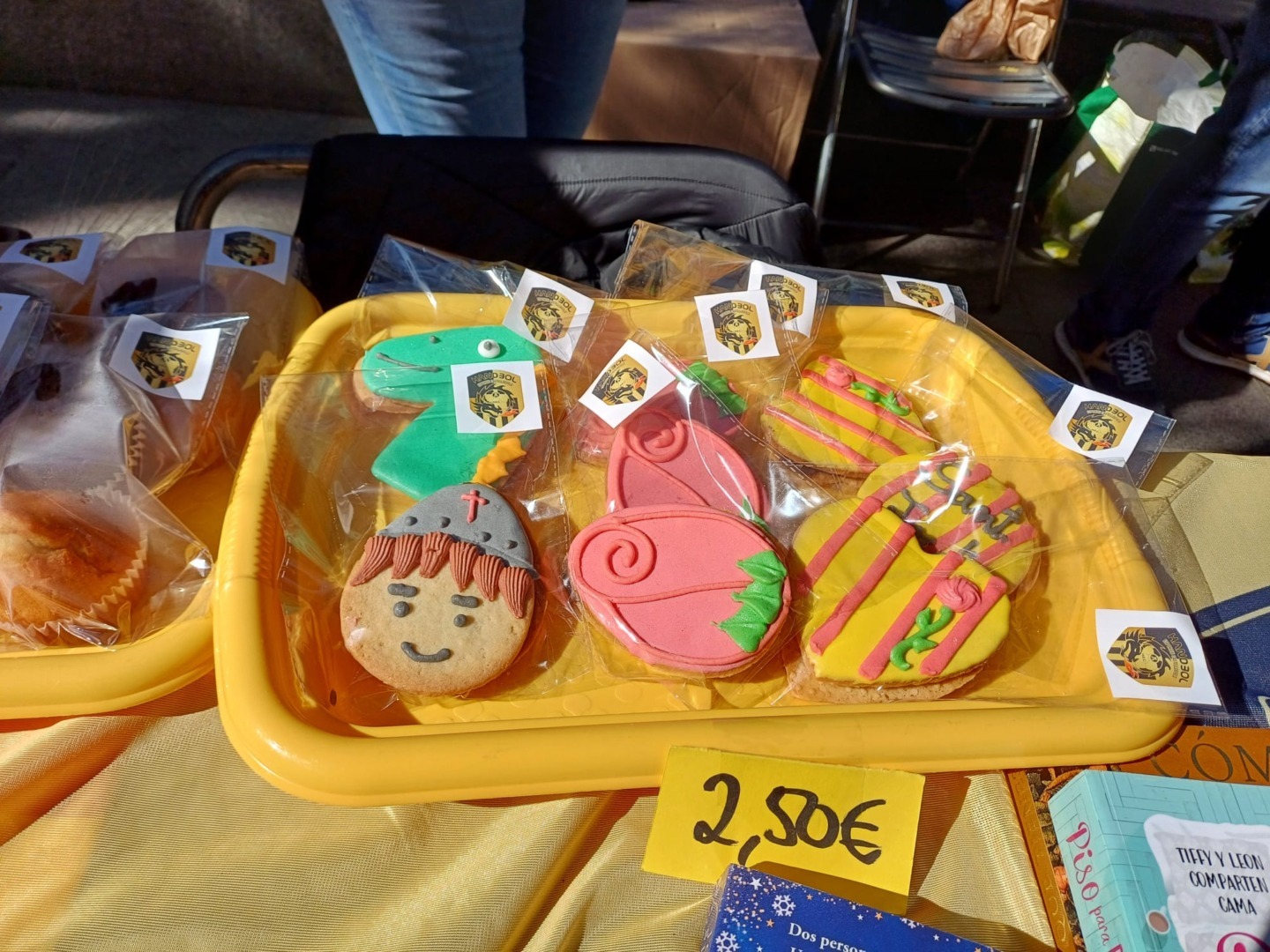 Sant Jordi sau Ziua Sfântului Gheorghe este echivalentul catalan al Zilei Îndrăgostiților