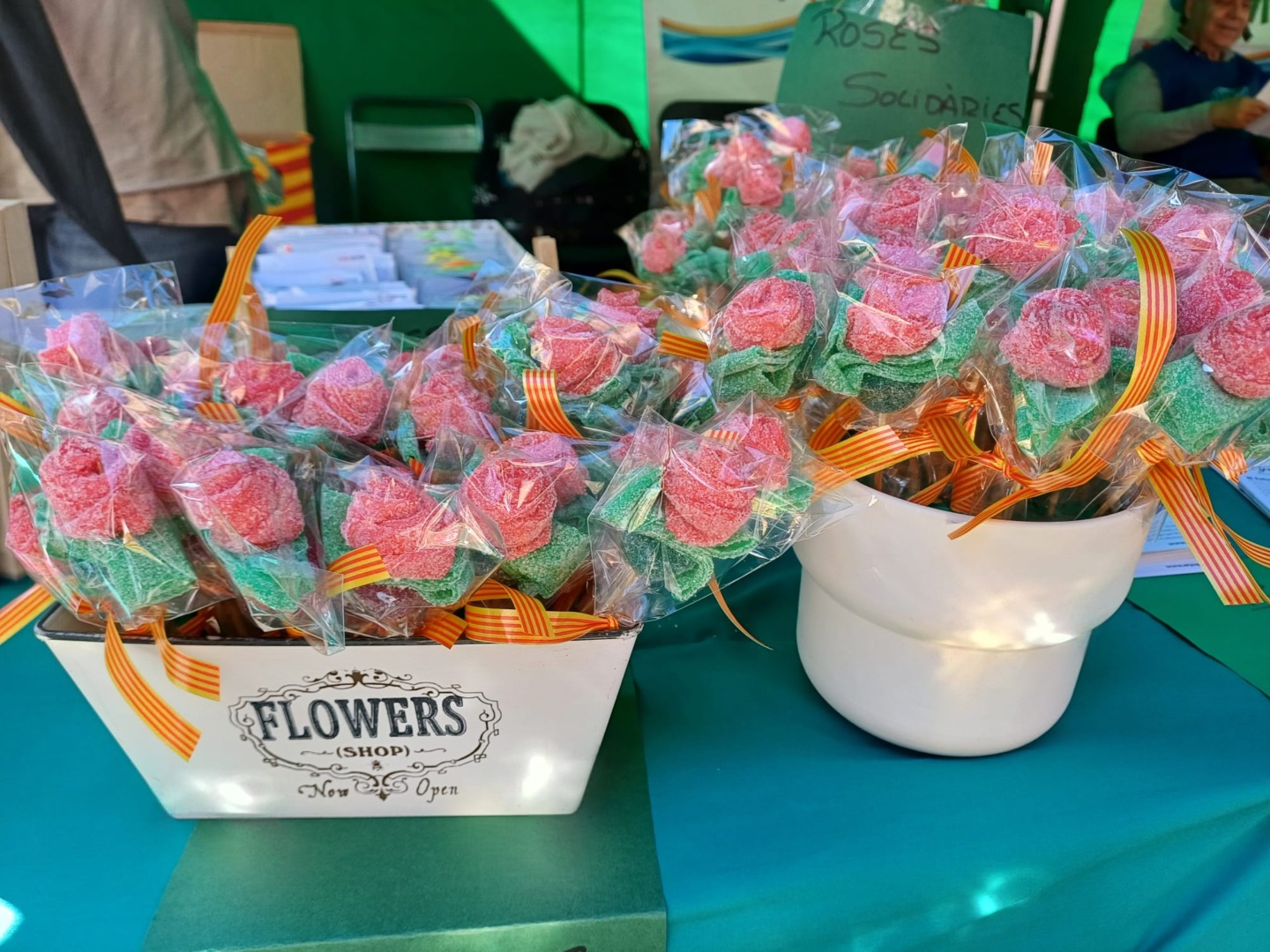 Sant Jordi sau Ziua Sfântului Gheorghe este echivalentul catalan al Zilei Îndrăgostiților