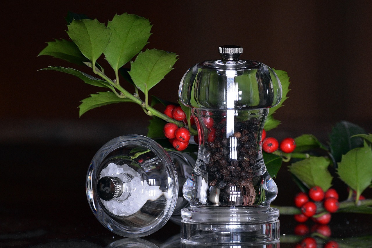 sare si piper pe masa