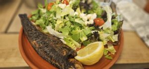 Scrumbie la grătar, alături de o salată verde