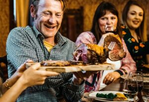 oameni fericiti la masa de Paste
