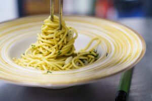 spaghetti cu usturoi si lamaie, reteta simpla si rapida de post, foarte aromata
