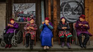 au fost decernate premiile World Food Photography, castigatoarea fiind o imagine cu mai multe bunicute din China care se bucura de mancare si de compania reciproca