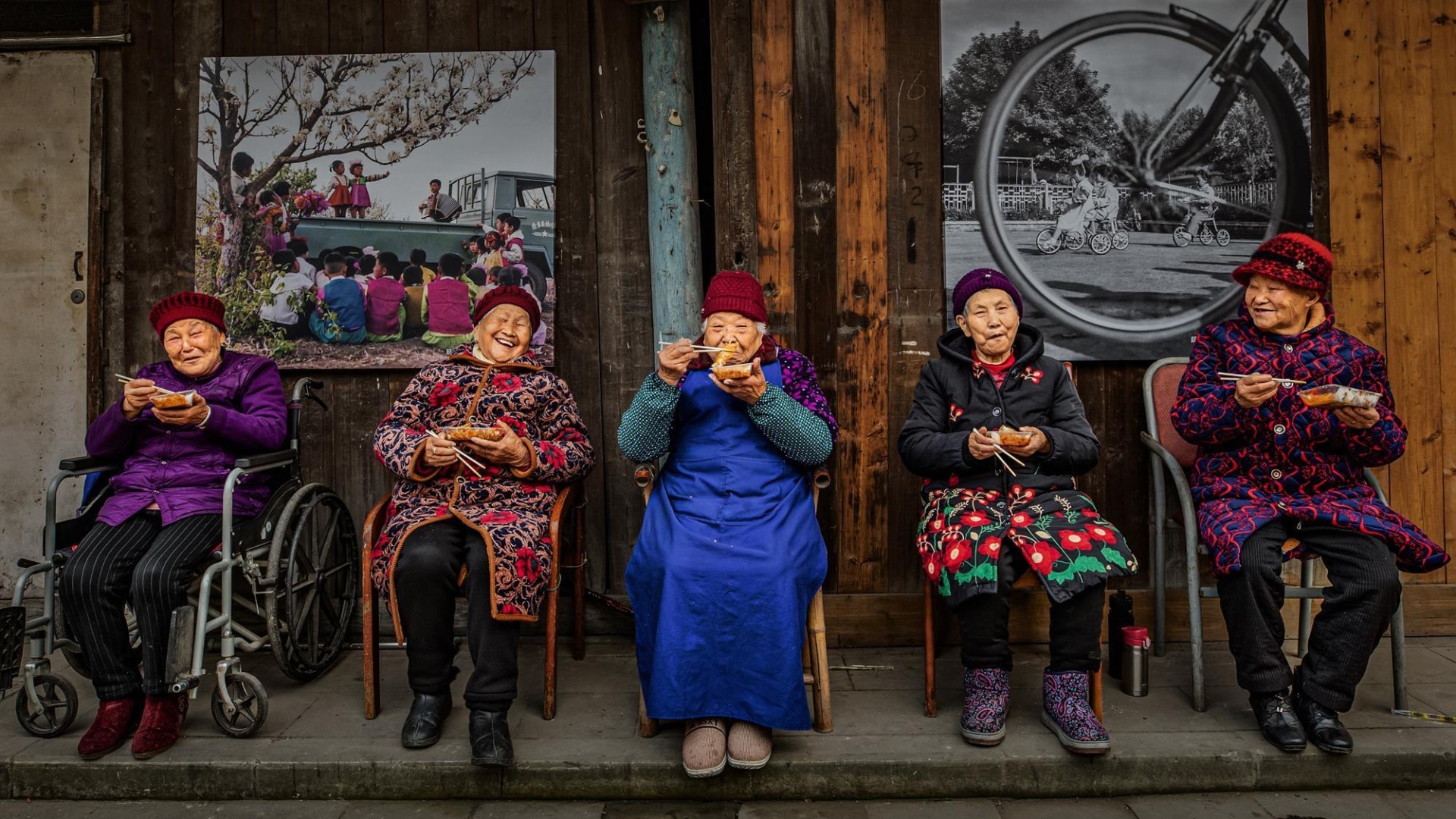 au fost decernate premiile World Food Photography, castigatoarea fiind o imagine cu mai multe bunicute din China care se bucura de mancare si de compania reciproca