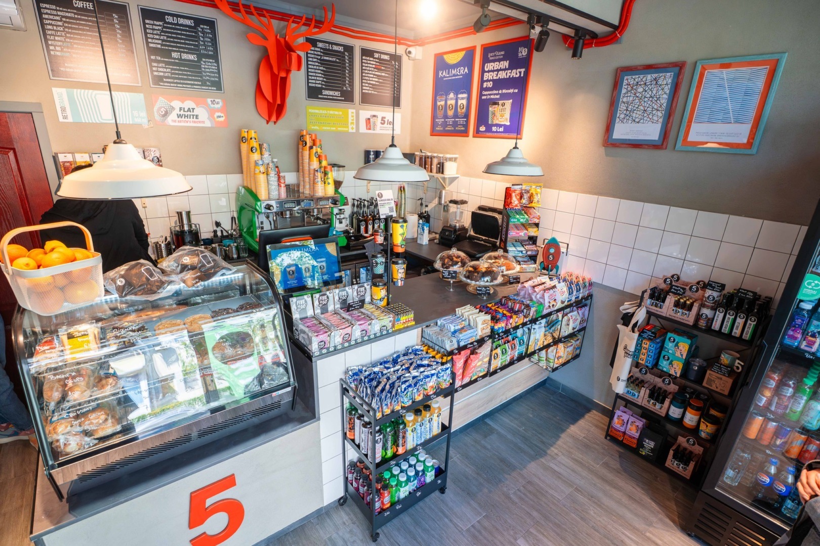 Interiorul unei cafenele „5 to go”