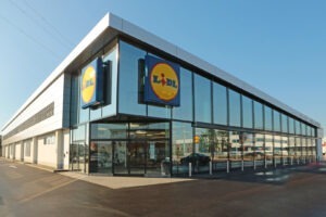 lidl-in-tratative-cu-auchan-pentru-cumpararea-a-19-locații-in-Franta