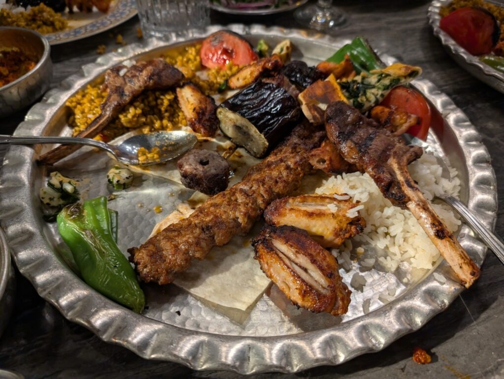karisik kebap servit in restaurantul galeyan din istanbul