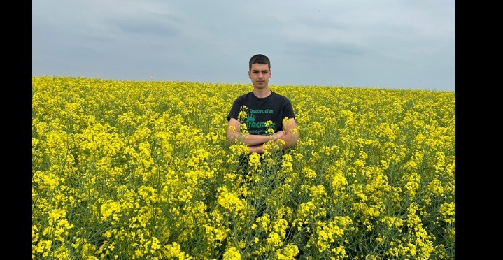 Ruben Tisoveanu, adolescent pasionat de agricultură, într-un lan de rapiță