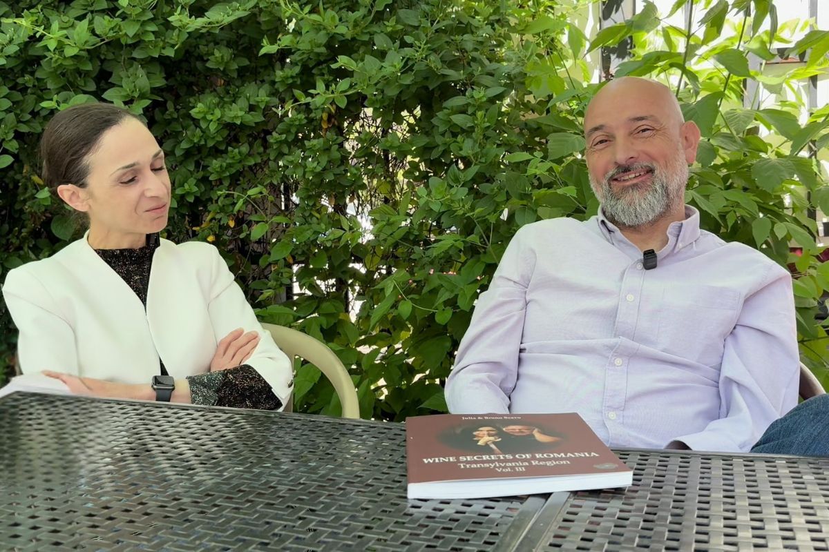 giulia scavo prezintă al treilea volum al ghidului Wine Secrets of Romania, in calitate de coautor