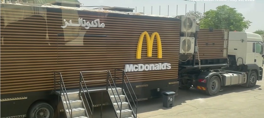 autoritatile saudite au organizat un mcdonalds mobil in desert pentru donald trump in contextul vizitei oficiale