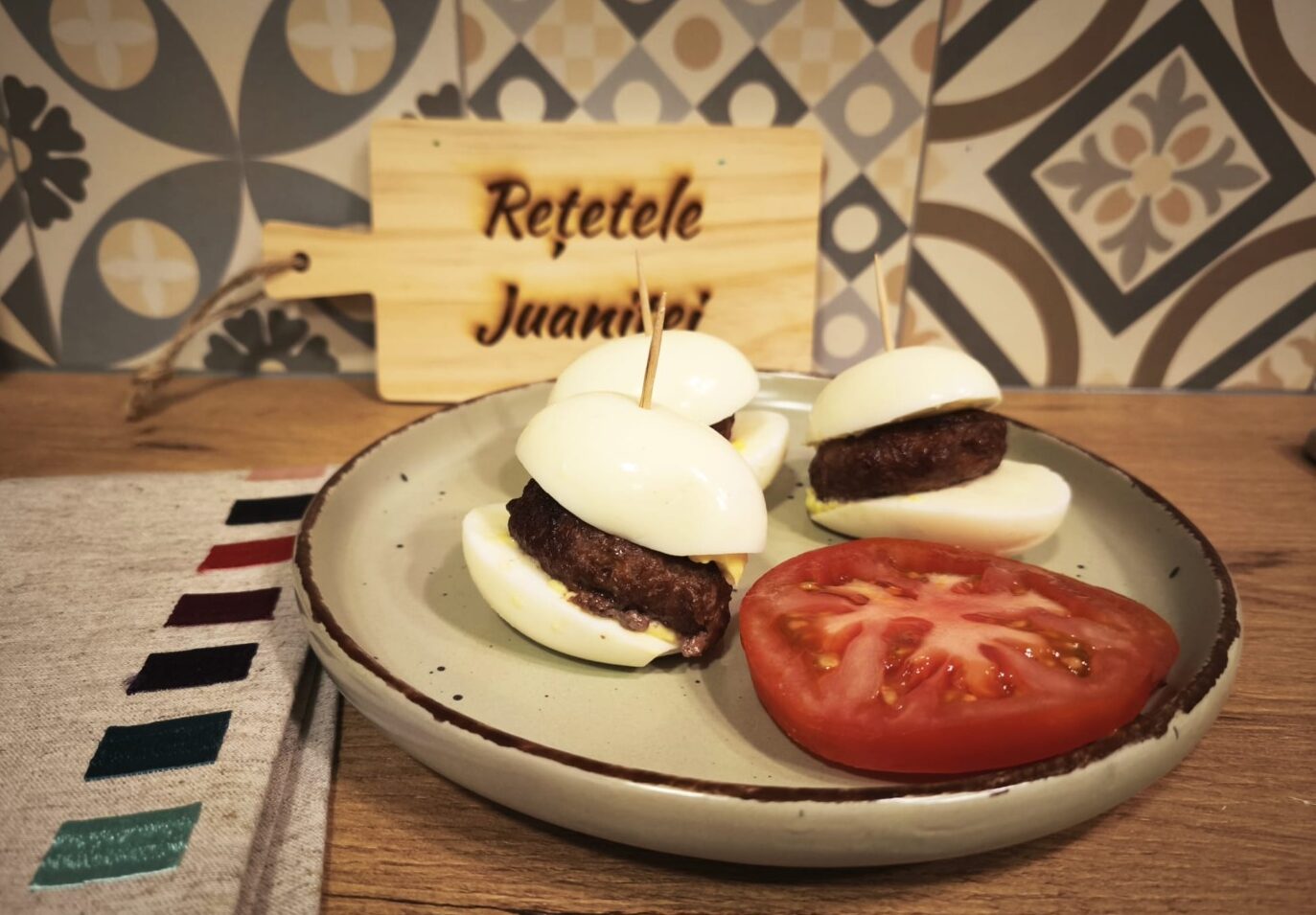 hamburgherul se poate servi si fara paine folosind un ou umplut si punand alaturi o salata de rosii cu ceapa