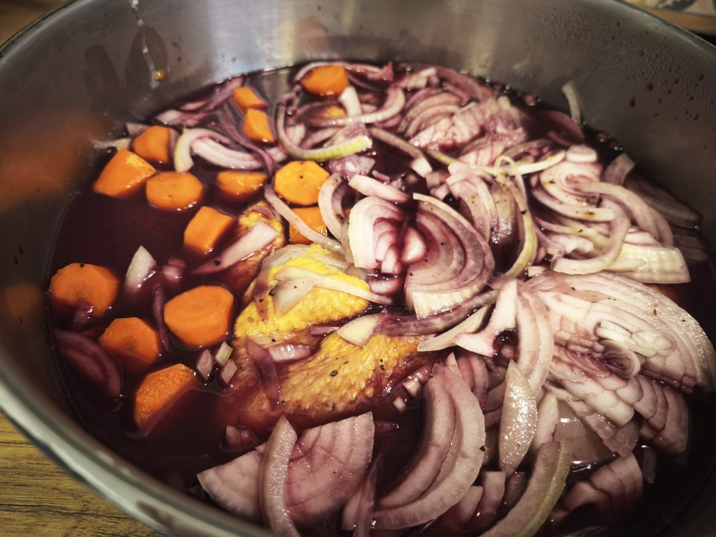 coq au vin este un clasic al bucatariei franceze