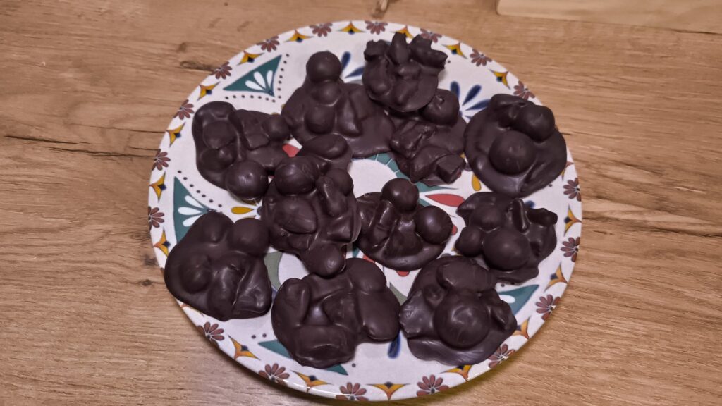 bomboanele sunt cu ciocolată neagră și fructe sau nuci
