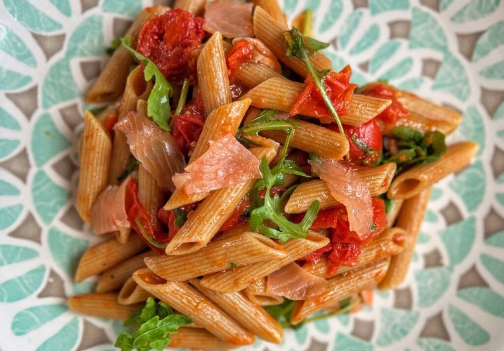 paste cu somon afumar, rucola și roșii cherry, varianta rece și varianta calda