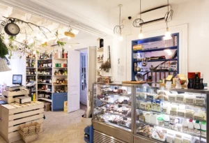 Imagine din interiorul unei băcănii