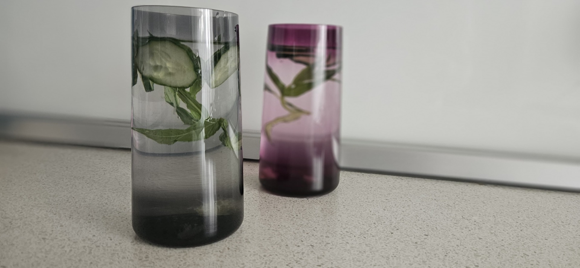 Două pahare cu apă cu castravete și mentă