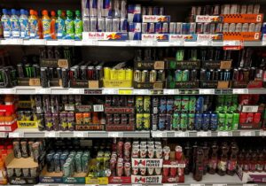 Rafturi cu băuturi energizante, într-un magazin